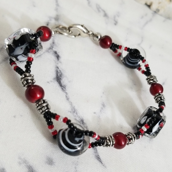 Geometric black & red glass beaded bracelet - Picture 8 of 8